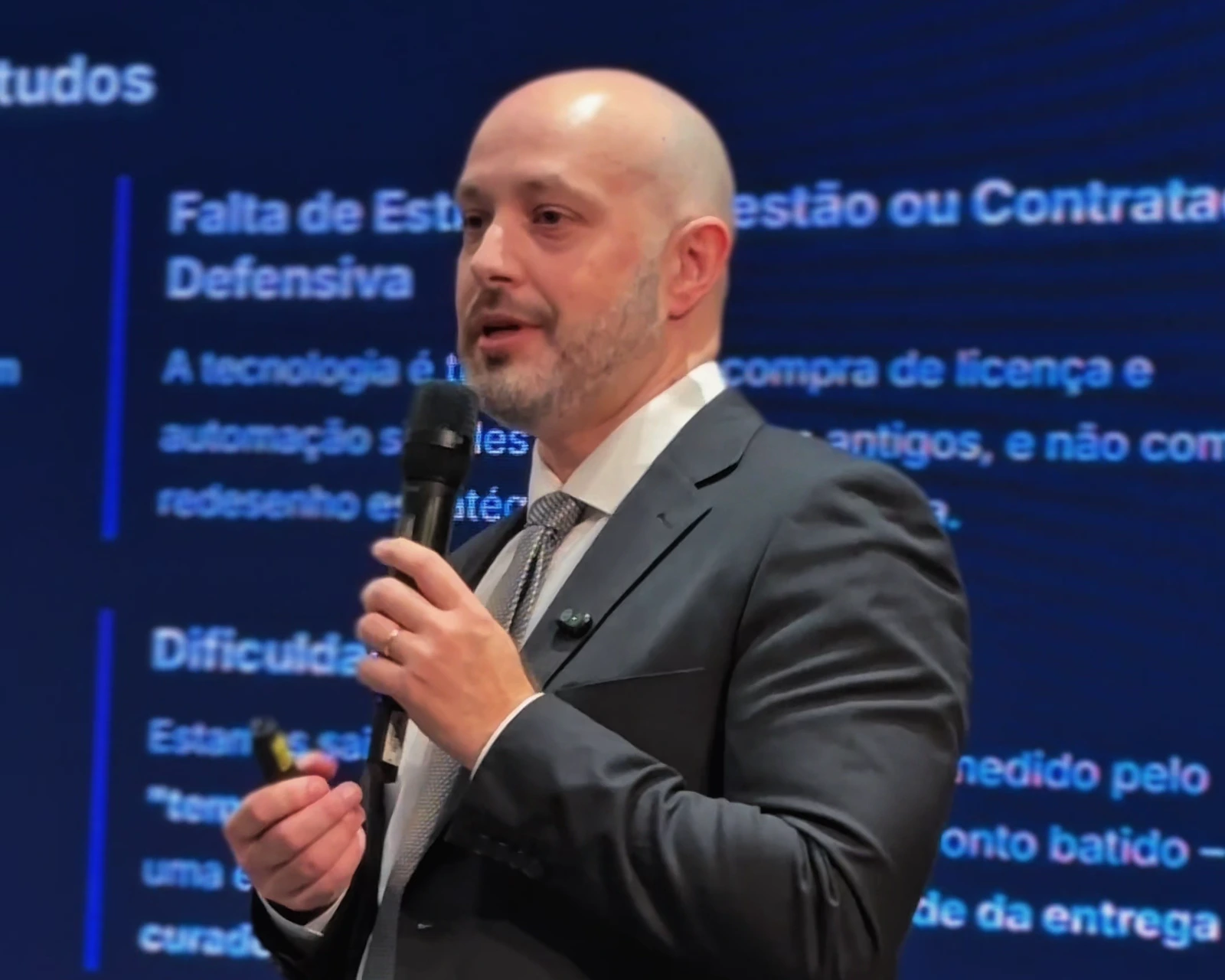 Rafael Zago apresentando aplicações de inteligência artificial em uma palestra da LexMind